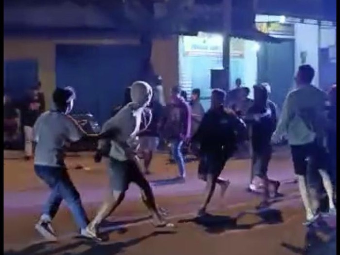 Video tawuran massa tong-tong klek di Jalan Dr Wahidin Rembang, Sabtu (23/4/2022) tengah malam.