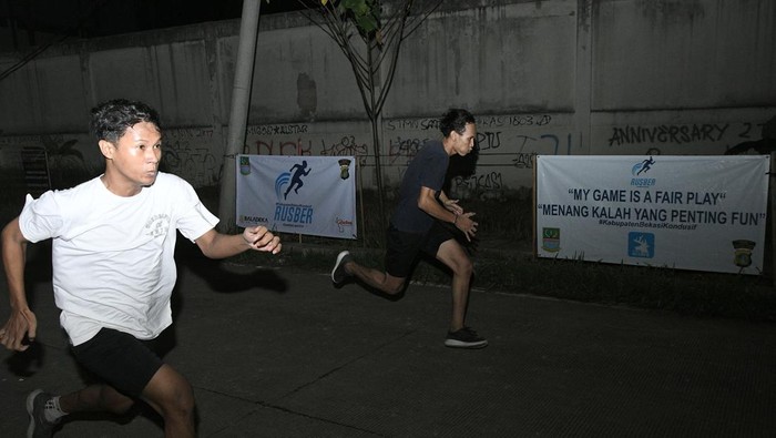 Komandan Kodim 0509 Kabupaten Bekasi Letkol Inf M.Horison (kanan) bersama Kapolres Metro Bekasi Komisaris Besar Gidion Arif Setyawan (kiri) memberi selamat kepada pemenang lomba lari jalanan di Parkir Timur Stadion Wibawa Mukti, Cikarang, Kabupaten Bekasi, Jawa Barat, Sabtu (23/4/2022). Balap lari yang diikuti puluhan peserta warga Kabupaten Bekasi diadakan untuk mengisi waktu luang anak muda dengan kegiatan olahraga dan menyaring bibit atlet lari di wilayah tersebut. ANTARA FOTO/ Fakhri Hermansyah/rwa.