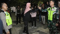 Komandan Kodim 0509 Kabupaten Bekasi Letkol Inf M.Horison (kanan) bersama Kapolres Metro Bekasi Komisaris Besar Gidion Arif Setyawan (kiri) memberi selamat kepada pemenang lomba lari jalanan di Parkir Timur Stadion Wibawa Mukti, Cikarang, Kabupaten Bekasi, Jawa Barat, Sabtu (23/4/2022).