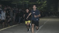 Sejumlah peserta mengikuti lomba lari jalanan di Parkir Timur Stadion Wibawa Mukti, Cikarang, Kabupaten Bekasi, Jawa Barat, Sabtu (23/4/2022).