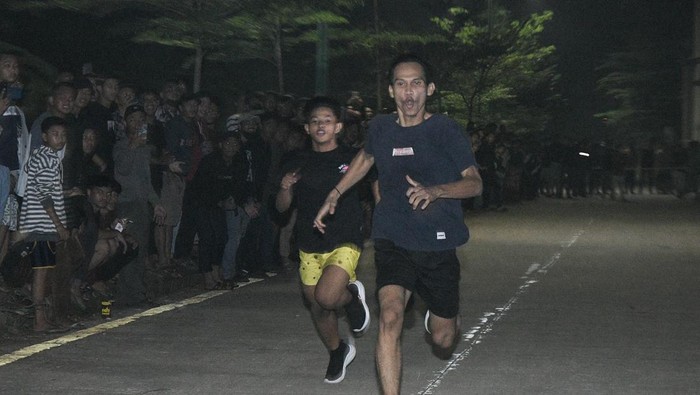 Wow! Serunya Lomba Lari Jalanan di Cikarang Komandan Kodim 0509 Kabupaten Bekasi Letkol Inf M.Horison (kanan) bersama Kapolres Metro Bekasi Komisaris Besar Gidion Arif Setyawan (kiri) memberi selamat kepada pemenang lomba lari jalanan di Parkir Timur Stadion Wibawa Mukti, Cikarang, Kabupaten Bekasi, Jawa Barat, Sabtu (23/4/2022). Balap lari yang diikuti puluhan peserta warga Kabupaten Bekasi diadakan untuk mengisi waktu luang anak muda dengan kegiatan olahraga dan menyaring bibit atlet lari di wilayah tersebut. ANTARA FOTO/ Fakhri Hermansyah/rwa.