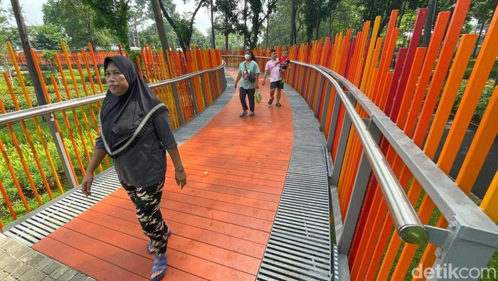 Yuk! Ngabuburit di Tebet Echo Park Pasca dibuka, warga mulai memadati Tebet Echo Park, Jakarta Selatan, Minggu (24/04/2022). Mereka bermain sambil menunggu waktu berbuka puasa.