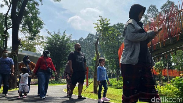 Rata-rata mereka membawa keluarga. Mereka berekreasi atau berolahraga sambil menunggu waktu berbuka. Rata-rata mereka membawa keluarga. Mereka berekreasi atau berolahraga sambil menunggu waktu berbuka.