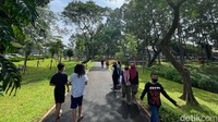 Pengunjung dilarang membawa hewan peliharaan, dilarang merokok di dalam taman, membawa minuman beralkohol, melakukan tindakan vandalisme, memberi makan ikan sembarangan, hingga berenang di sungai.