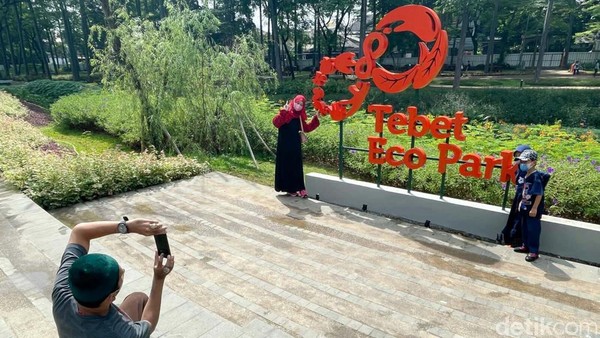 Para pengunjung tampak berfoto di papan nama Tebet Eco Park.