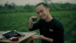 Gaya Zinidin Zidan saat Manggung dan Ngopi di Kafe di Yogyakarta