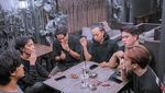Gaya Zinidin Zidan saat Manggung dan Ngopi di Kafe di Yogyakarta
