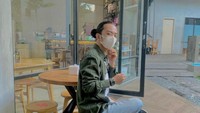 Namanya populer setelah mengcover lagu hingga kini seting tampil di kafe-kafe. Salah satu kafe yang sering jadi tempat tampilnya adalah Menoewa Kopi, dan Pendopo Lawas di Jakarta. Foto: Instagram @zinidinzidan_real