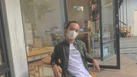 Nah, beginilah gaya Zinidin Zidan saat nongkrong di kafe yang berada di Palu, Sulawesi Tengah. Foto: Instagram @zinidinzidan_real