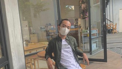 Gaya Zinidin Zidan saat Manggung dan Ngopi di Kafe di Yogyakarta