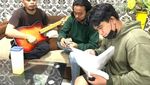 Gaya Zinidin Zidan saat Manggung dan Ngopi di Kafe di Yogyakarta