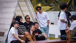Gaya Zinidin Zidan saat Manggung dan Ngopi di Kafe di Yogyakarta