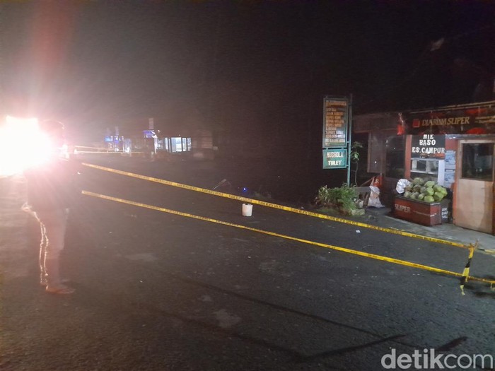 2 dari 17 warung yang berderet di Jalan Raya Bandung - Sumedang atau di Kawasan hutan pinus Cigendel ambruk ke dasar lembah akibat longsor, Minggu (24/4/2022) malam