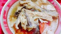Mister Soto Lamongan di Pasar Minggu, menyajikan menu Soto Ceker murah seharga Rp 12.000. Disajikan dengan irisan kol, tambahan bihun dan perasan jeruk nipis segar. Foto: Ilustrasi Visual/Instagram/Site Blog