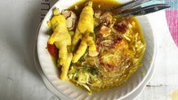 Di Pondok Ranji, Ciputat Timur, bisa makan soto ceker enak seharga Rp 12.500. Dilengkapi dengan taburan daun bawang dan sambal di Lesehan Raja Penyet. Foto: Ilustrasi Visual/Instagram/Site Blog