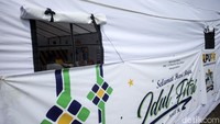 Pemudik pun bisa melepas lelah dengan beristirahat di dalam tenda tersebut.