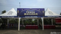 Di rest area ini juga terdapat tenda makanan.