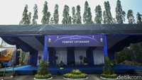 Rest area itu masih sepi pemudik di hari pertama beroperasi.