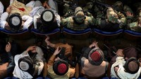 Mullah Mohammad Omar diketahui lahir pada tahun 1960 di Desa Chah-i-Himmat, Khakrez, Kandahar. Pria berusia 55 tahun itu diketahui berasal dari marga Tomzo dan suku Hotak. Pemimpin Taliban itu merupakan anak dari Moulavi Ghulam Nabi, seorang tokoh masyarakat di Afghanistan.