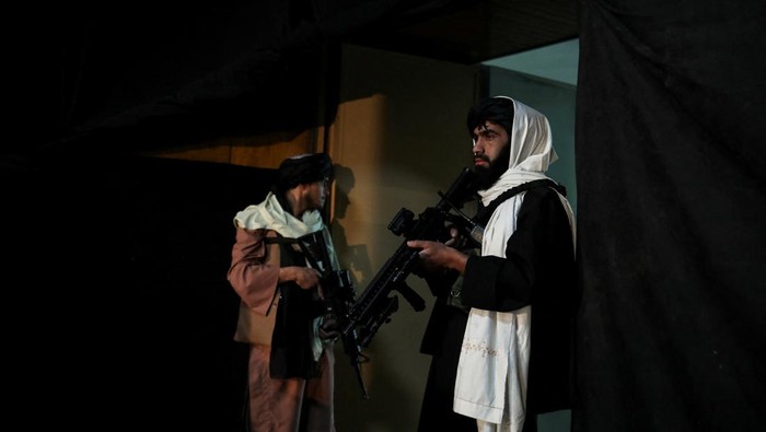 AFGHANISTAN-CONFLICT/ Taliban fighters stand guard at the death anniversary event of Mullah Mohammad Omar, the late leader and founder of the Taliban, in Kabul, Afghanistan, April 24, 2022. REUTERS/Ali Khara