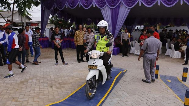 Aiptu Jailini saat melatih pemohon SIM di Polres Gresik agar lulus murni