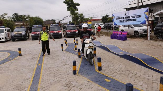 Aiptu Jailini saat melatih pemohon SIM di Polres Gresik agar lulus murni