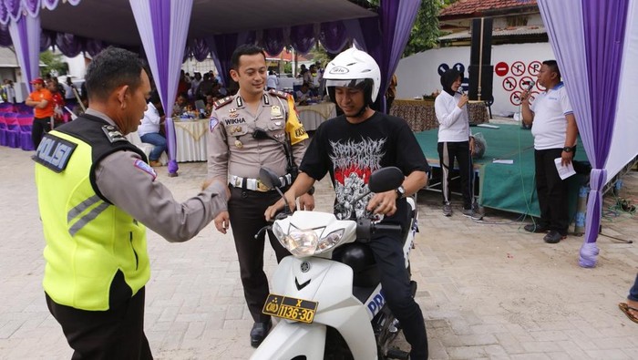 Aiptu Jailini saat melatih pemohon SIM di Polres Gresik agar lulus murni