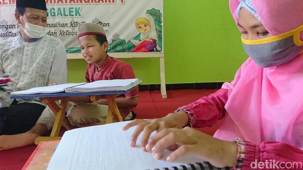 Antusias Siswa SLB Trenggalek Belajar Al-Quran Braille saat Ramadan
