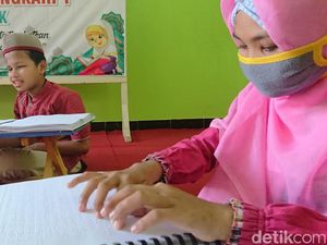 Antusias Siswa SLB Trenggalek Belajar Al-Quran Braille saat Ramadan
