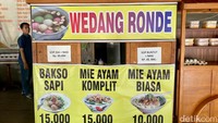 Angkringan ini juga mengusung konsep prasmanan. Areanya lebar dilengkapi dengan kursi dan meja untuk pengunjung Foto: detikcom