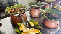 Pilihan lauknya ada telur, ayam goreng, ikan goreng, jeroan, tumisan dan sayur. Semua menu tersebut disajikan menggunakan gentong-gentong kecil dari tanah liat dan beralaskan daun pisang. Foto: detikcom