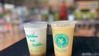  Uniknya, es cendol ini disajikan dengan ketan tape. Kemudian diisi dengan cendol dan kuah santan. Penambahan ketan tape tersebut memberikan rasa asam pada cendolnya. Foto: detikcom