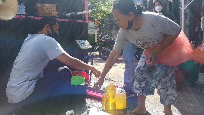 Warga tengah mengantri untuk mendapatkan minyak goreng curah dalam Operasi Pasar Minyak Curah dengan HET di Banjar Tegeh Sari, Kelurahan Tonja, Kota Denpasar pada Minggu (24/4/2022)