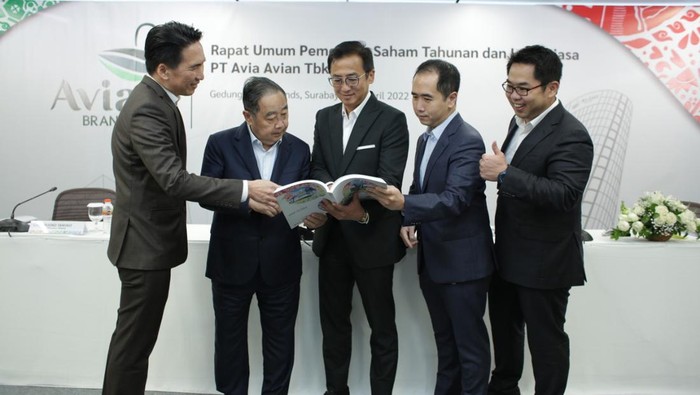 Direktur PT Avia Avian Tbk., Kurnia Hadi Sinanto, saat mengikuti Rapat Umum Pemegang Saham Tahunan (RUPST) di Gedung Avian Brands, Surabaya, Jumat (22/4/2022).