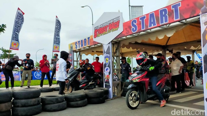Balapan motor Pemkot Makassar di kawasan CPI.