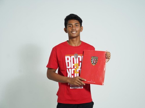 Penjaga Gawang Bali United Youth Komang Aryantara