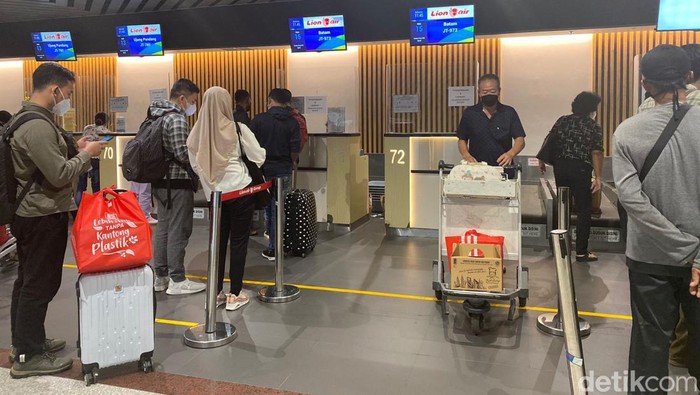 Calon penumpang di Bandara Juanda Surabaya