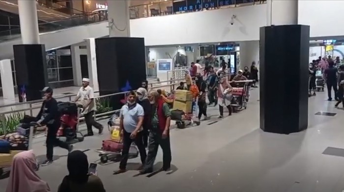 H-8 lebaran, Terminal Bandara Kualanamu mulai didatangi pemudik. Sejak Jumat (22/4), sudah hampir 16 ribu orang yang tiba di Bandara Kualanamu.