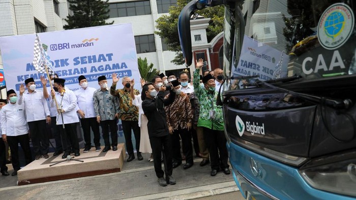 Bank Mandiri memberangkatkan 10 bus berkapasitas 48 seat untuk masyarakat di wilayah Jabortabek yang dikoordinir oleh Kementerian Agama. Pemberangkatan dilakukan hari ini.