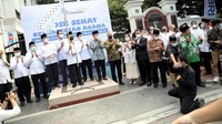 Wakil Menteri Agama Zainut Tauhid Saadi, Plt Dirjen Bimas Katolik Albertus Magnus Adiyarto Sumardjono, Dirjen Bimas Islam Kemenag Phil Kamaruddin Amin, dan Direktur Hubungan Kelembagaan Bank Mandiri Rohan Hafas melepas peserta mudik gratis Kemenag di Jakarta, Senin (25/4/2022).