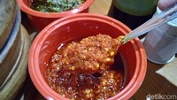 Jangan khawatir, untuk melengkapi rasa bebeknya juga disajikan tiga jenis sambal yaitu sambal merah terasi, sambal korek dan sambal hijau yang pedasnya menggelegar. Foto: detikcom/Diah Afrilian