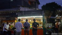 Tidak jauh dari Masjid Baitul Latif di kawasan Banjir Kanal Timur (BKT) ada tempat makan yang menyajikan berbagai pilihan bebek dan ayam. Bernama Bebek Gantung 10, tentu saja menu andalan di sini adalah bebek goreng dan bebek bakarnya yang lezat. Foto: detikcom/Diah Afrilian