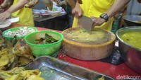 Tidak hanya langsung digoreng, walaupun sudah diungkep selama 1,5 jam masih ada tambahan bumbu yang digunakan ketika bebek akan digoreng. Inilah yang kemudian mmebuat bebek peking di Bebek Gantung 10 BKT punya rasa gurih rempah yang kuat. Foto: detikcom/Diah Afrilian