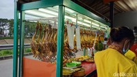 Bebek yang digunakan di sini berjenis bebek peking. Menurut pekerjanya, perbedaan antara bebek peking dengan bebek biasa terdapat pada tekstur daging bebek yang lebih tebal tetapi tetap lembut. Berbeda dengan bebek lokal yang sedikit dagingnya dan cenderung lebih alot. Foto: detikcom/Diah Afrilian