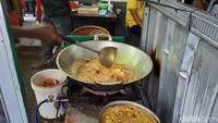Khusus untuk bebek goreng, akan dimasak bersama geprekan bawang putih hingga menyerap ke dalam lapisan daging bebek. Setelah bebek matang juga disajikan bersama serundeng yang melimpah yang terbuat dari racikan ketumbar dan bumbu dapur lainnya.Foto: detikcom/Diah Afrilian