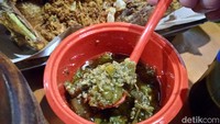 Sambal hijau yang disajikan di sini cenderung berminyak. Untuk rasanya pedas nendang dan berpadu sempurna untuk cocolan bebek goreng yang gurih. Foto: detikcom/Diah Afrilian
