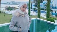 Tak main-main, Bella Luna sudah mantap menutup aurat. (Foto: dok. Instagram @bellalunaferlinn) 