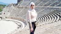 Ramadan ini Bella Luna tampil beda karena mulai berhijab. (Foto: dok. Instagram @bellalunaferlinn) 