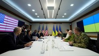 Diketahui, ini merupakan kunjungan pertama pejabat tinggi pemerintah AS ke Ukraina sejak Rusia menginvasi negara yang dipimpin Volodymyr Zelensky tersebut.