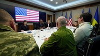Sebelumnya, Biden telah mengumumkan paket bantuan baru senilai US$ 800 juta untuk mendukung Ukraina dalam perjuangan mereka melawan pasukan Rusia di timur negara itu. Secara total, Amerika Serikat telah mengirim sekitar US$ 4 miliar bantuan militer sejak masa jabatan Biden dimulai tahun lalu.